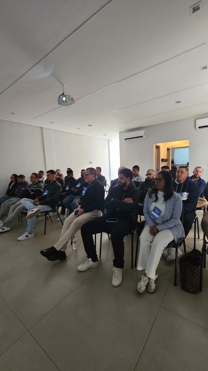 Participantes assistindo a uma palestra no auditório climatizado do Espaço VIP