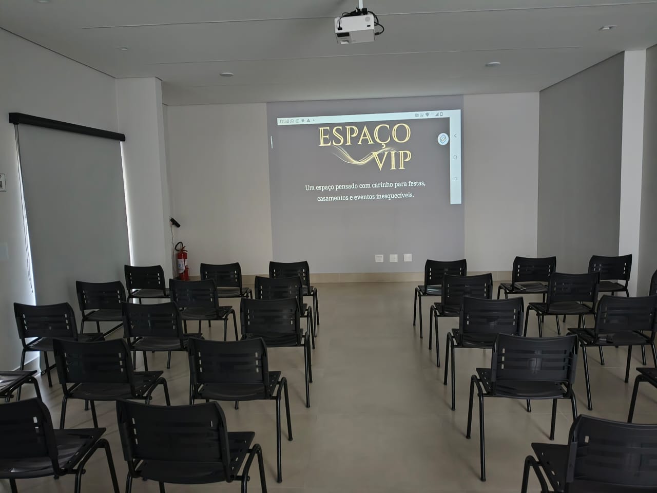 Auditório com projeção da marca Espaço VIP