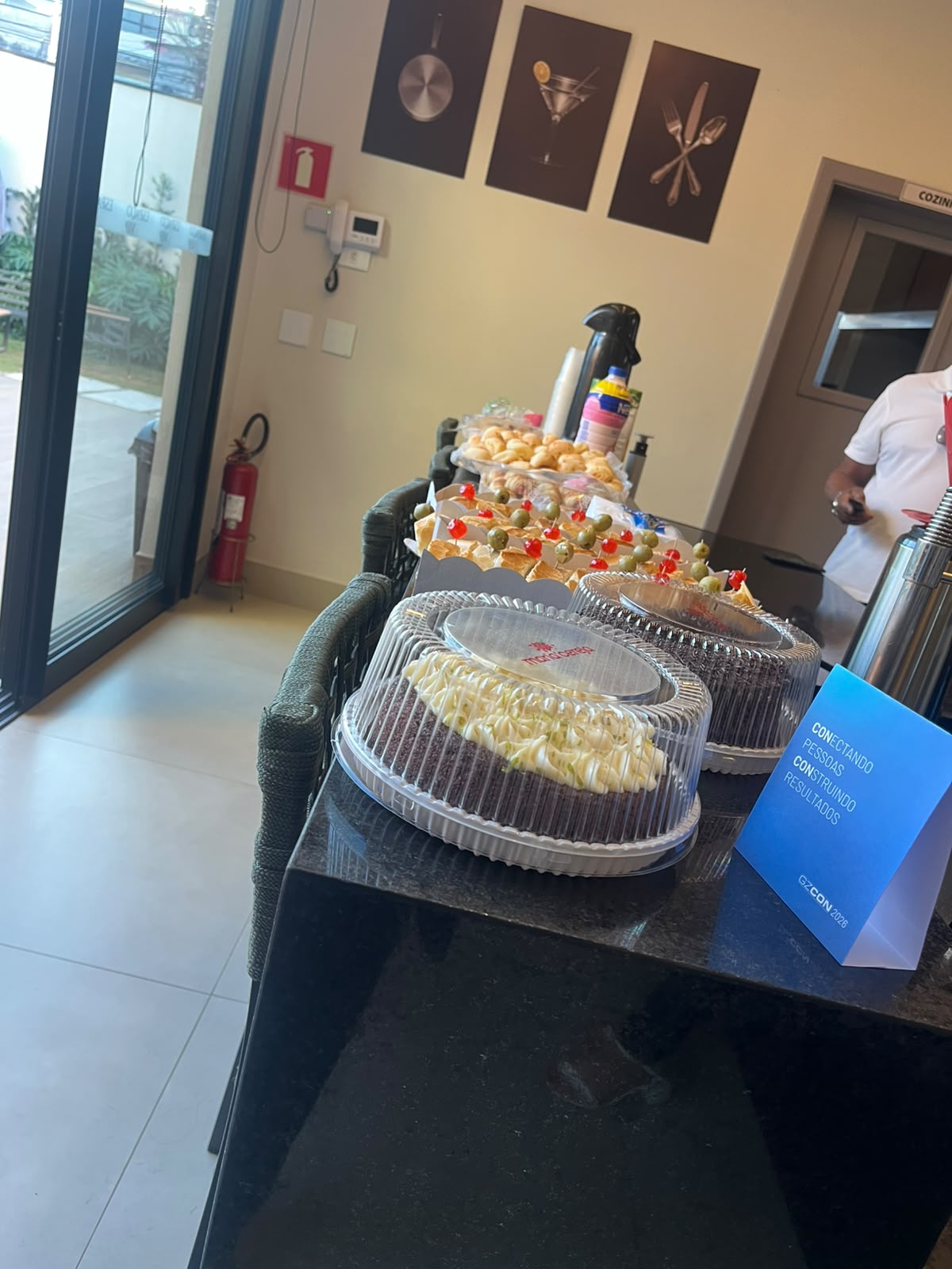 Coffee break de evento corporativo com bolos, salgados e café